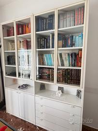 Tavolo da pranzo con 6 sedie e libreria