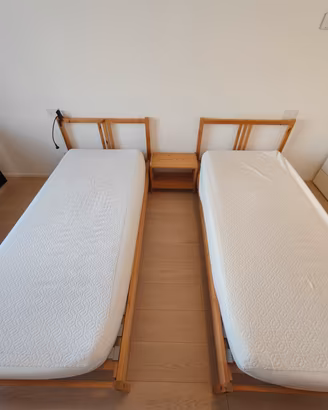 2 letti IKEA completi di materassi e comodino