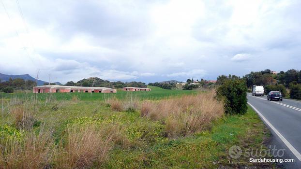 Terreno con costruzioni al grezzo a Pula