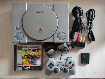 PlayStation 1, joystick, memory card e gioco.