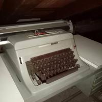 macchina da scrivere Olivetti 88 con nastri.