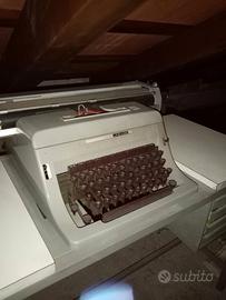 macchina da scrivere Olivetti 88 con nastri.