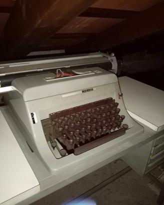 macchina da scrivere Olivetti 88 con nastri.