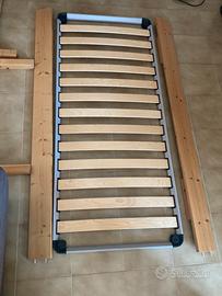 Letto singolo in legno chiaro