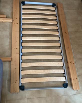 Letto singolo in legno chiaro