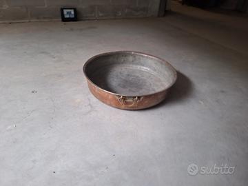 antico calderone in rame stagnato