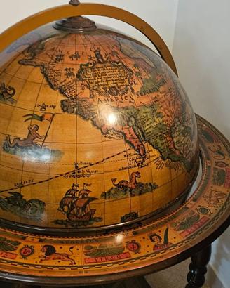 Mappamondo in legno vintage