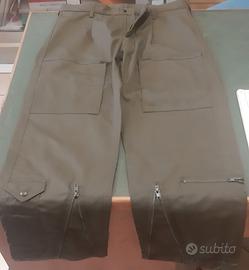 Pantalone verde oliva militare.