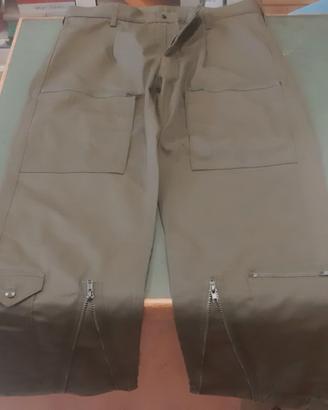 Pantalone verde oliva militare.