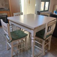 Tavolo allungabile in legno massello con 4 sedie