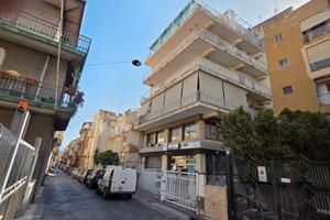 Bottega di 176 mq con spazio esterno di 30 mq