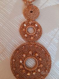 collana tris di medaglioni in filo lurex bronzo