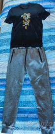 t-shirt nera con stampa +pantaloni sportivi grigi 