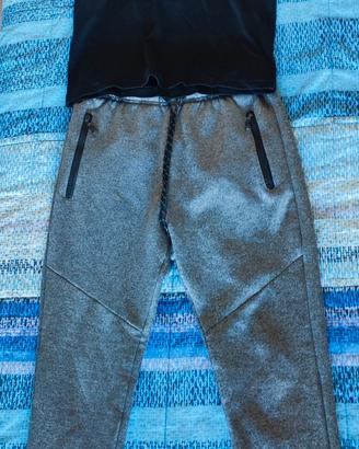 t-shirt nera con stampa +pantaloni sportivi grigi 