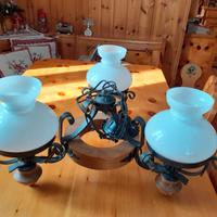 Lampadario ferro battuto e legno