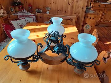 Lampadario ferro battuto e legno