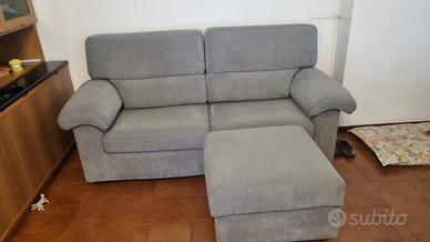 Divano 2 posti grigio con pouf abbinato e cuscini