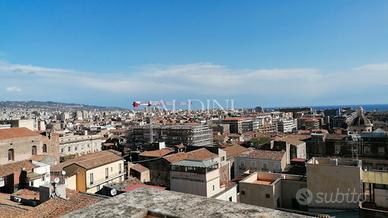 Attico con terrazzo centro città Q14281