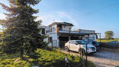 Villa bifamigliare con giardino a 3 km da Suzzara