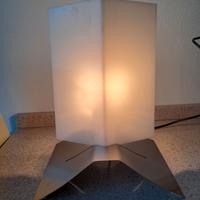 Moderna lampada da tavolo