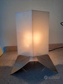 Moderna lampada da tavolo