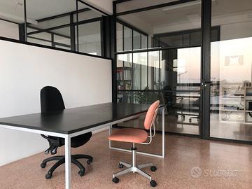 Ufficio luminoso parzialmente arredato