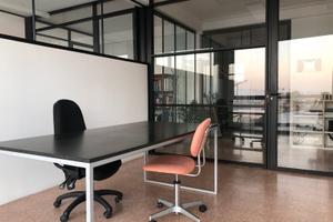 Ufficio luminoso parzialmente arredato