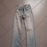 Jeans Zara eur 32, lavaggio chiaro, sfrangiato.