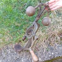 antico trapano a colonna manuale