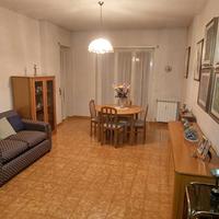 Mobili in legno + tavolo e camera da pranzo