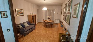 Mobili in legno + tavolo e camera da pranzo