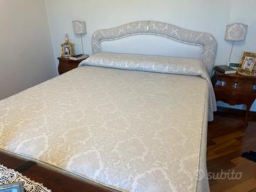 Letto con testata imbottita