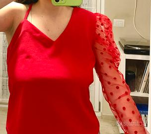 Top rosso spallina sottile e manica trasparente
