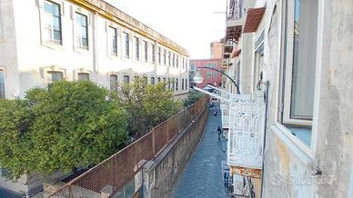 Ad. Via Foria grazioso bilocale con servizio