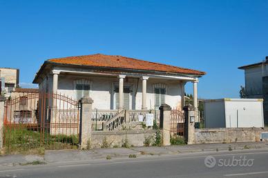 Coppia di cancelli in ferro battuto
