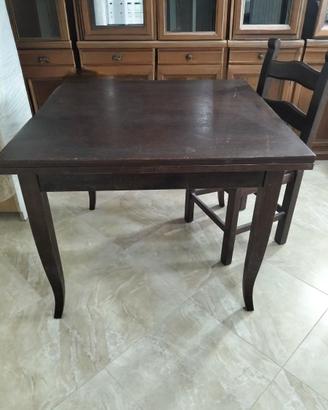 Tavoli con sedie in noce