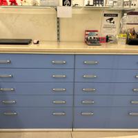 Mobile con 10 cassetti, divisibile. Piano in marmo