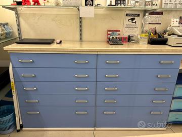 Mobile con 10 cassetti, divisibile. Piano in marmo