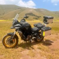 Qj motor 700 del 2025  tris di valige solo 680 km