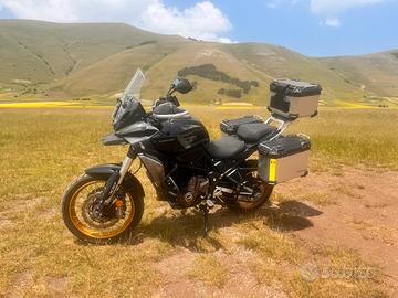 Qj motor 700 del 2025  tris di valige solo 680 km