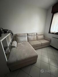 Divano tre posti grigio