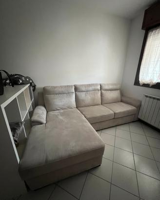 Divano tre posti grigio