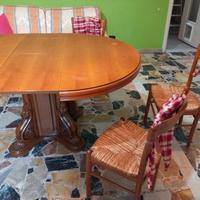 cucina lineare , tavolo e credenza