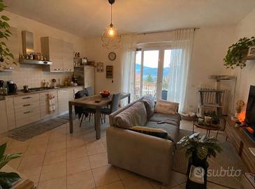 Grazioso bilocale arredato con balcone a Ternate