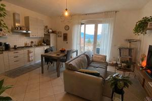Grazioso bilocale arredato con balcone a Ternate