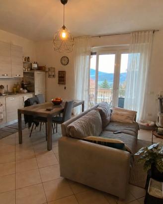 Grazioso bilocale arredato con balcone a Ternate