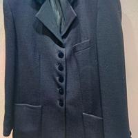 una giacca nera con colletto in velluto е bottoni 