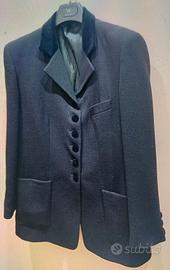 una giacca nera con colletto in velluto е bottoni 