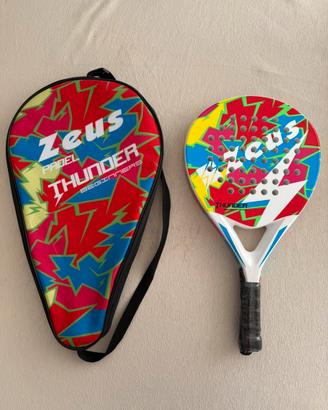 Racchetta di padel con il suo borsone