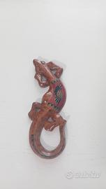 Geco in legno marrone